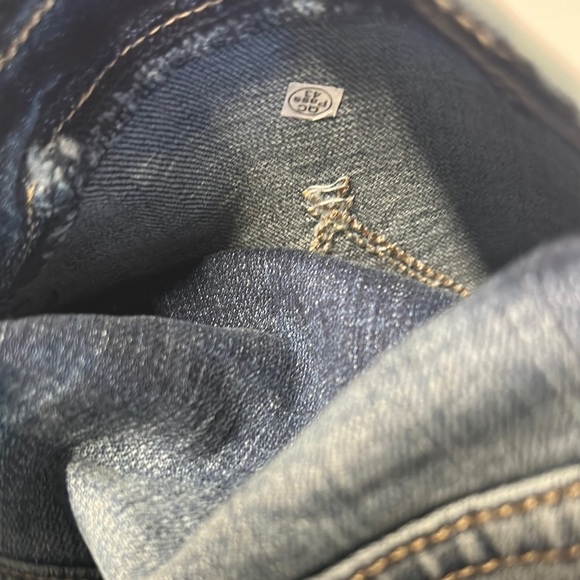 Wrangler Blue Relaxed Fit Jeans with Distressed Style - Picture 4 of 11